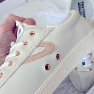 BRAND NEW IN THE BOX TRETORN SHOES SIZE 9.5 THE COLOR IS WHITE AND ROSEGOLD